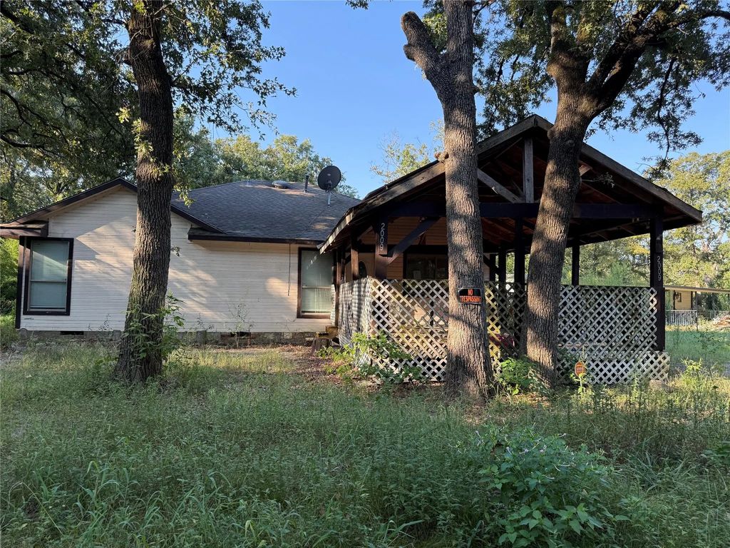 2009 Apache Road, Quinlan