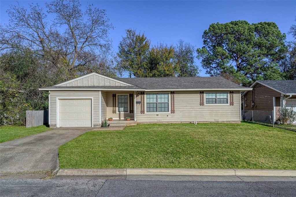 1517 N Highland Avenue, Sherman