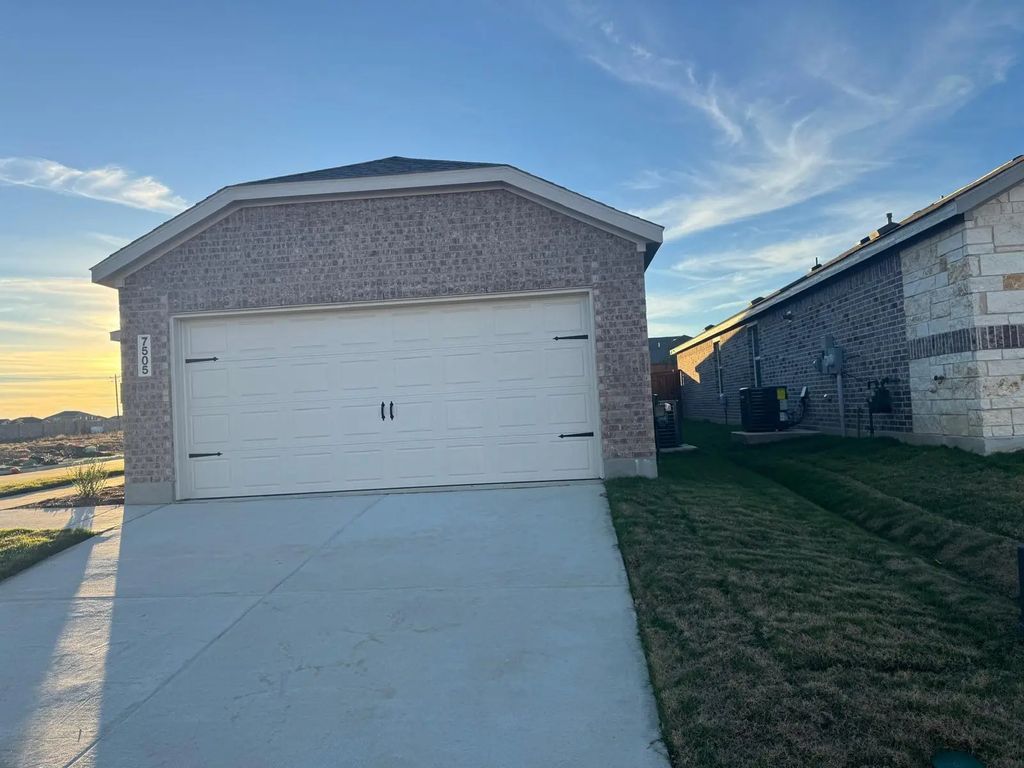 7505 Fenton Parkway, Pilot Point