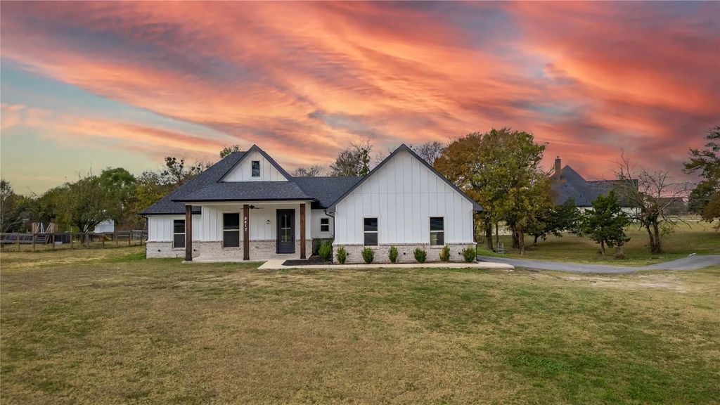 5617 N State Highway 34, Oak Ridge