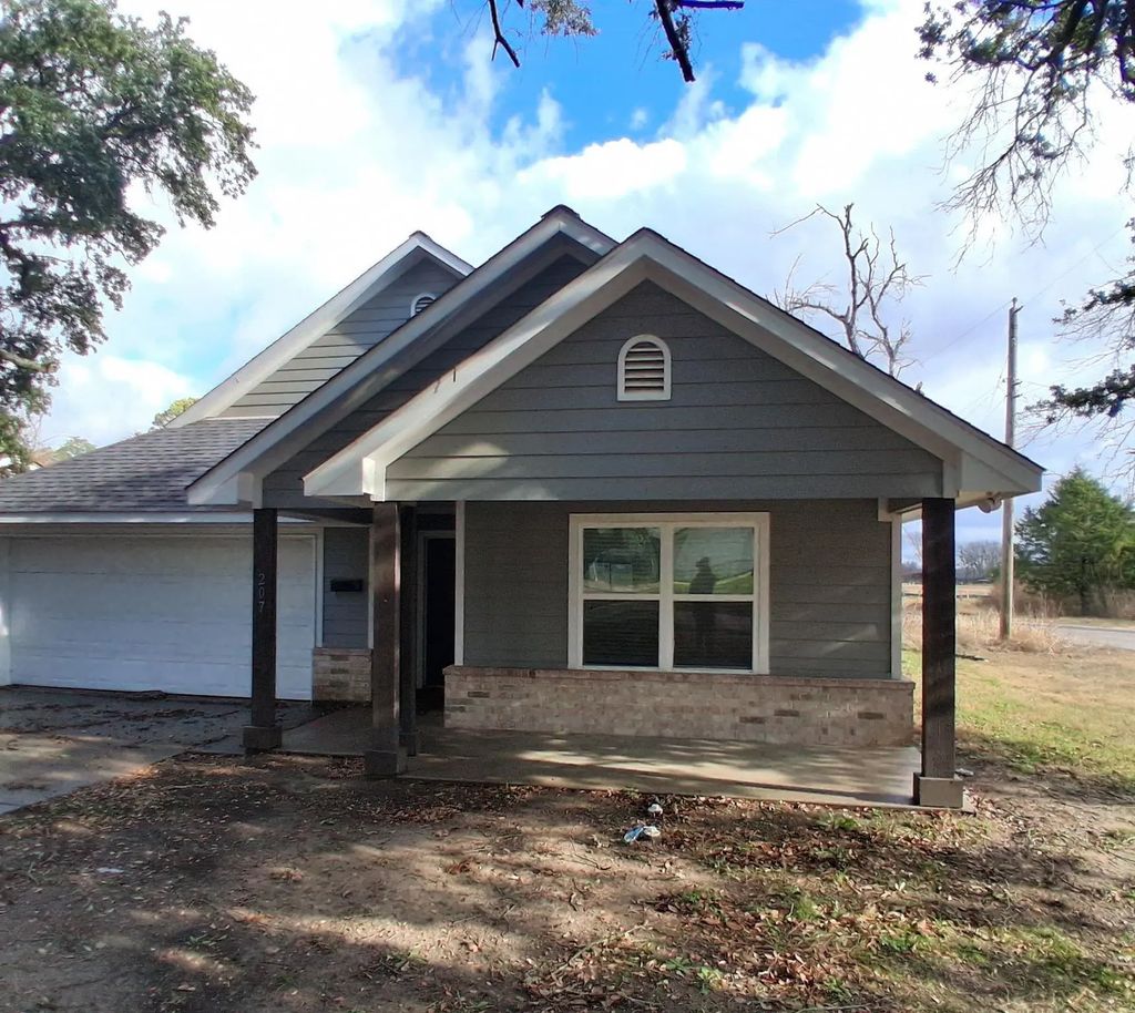 207 E Mccoulskey Street, Terrell