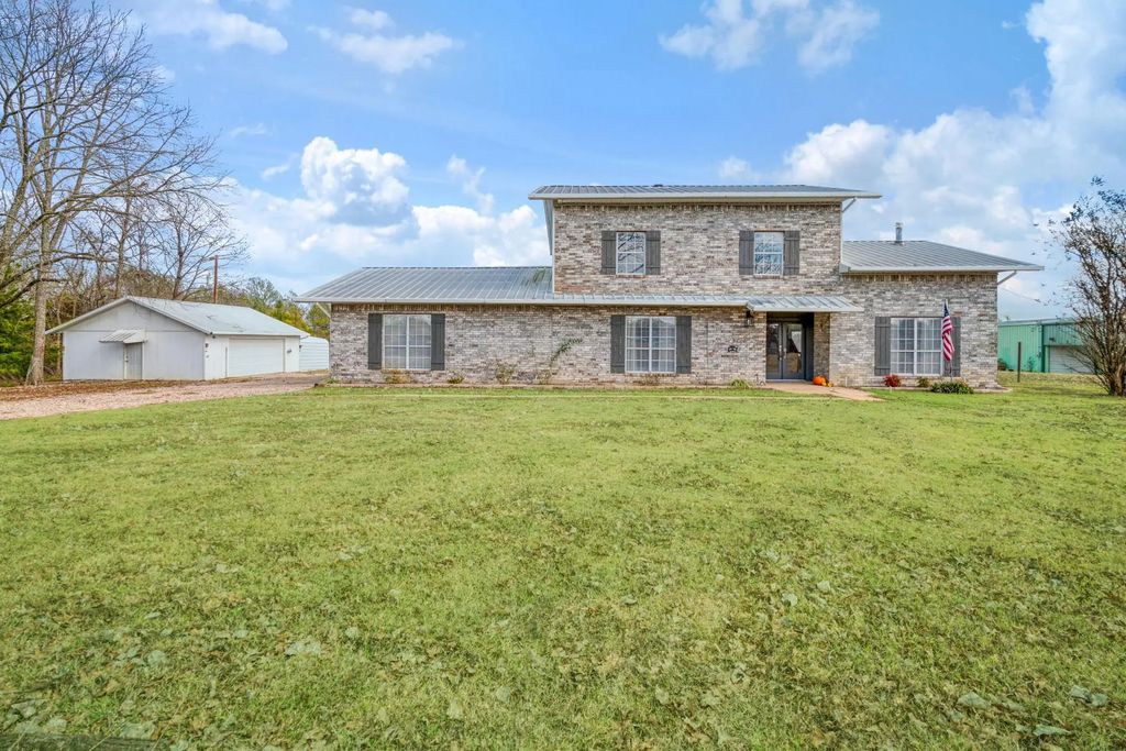 374 County Road 42530, Paris