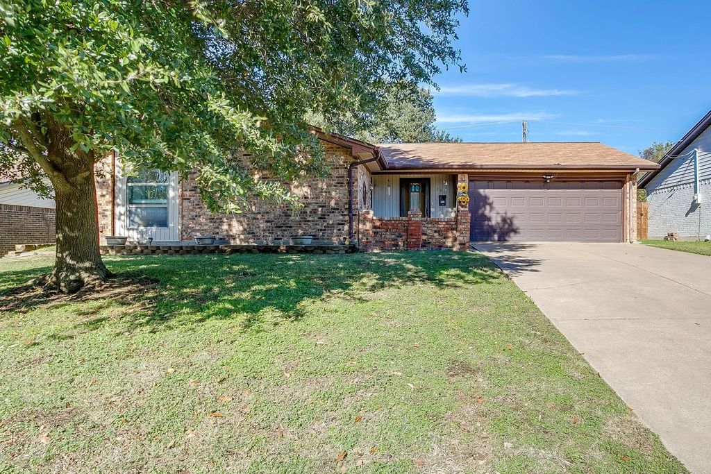 206 Laura Drive, Burleson