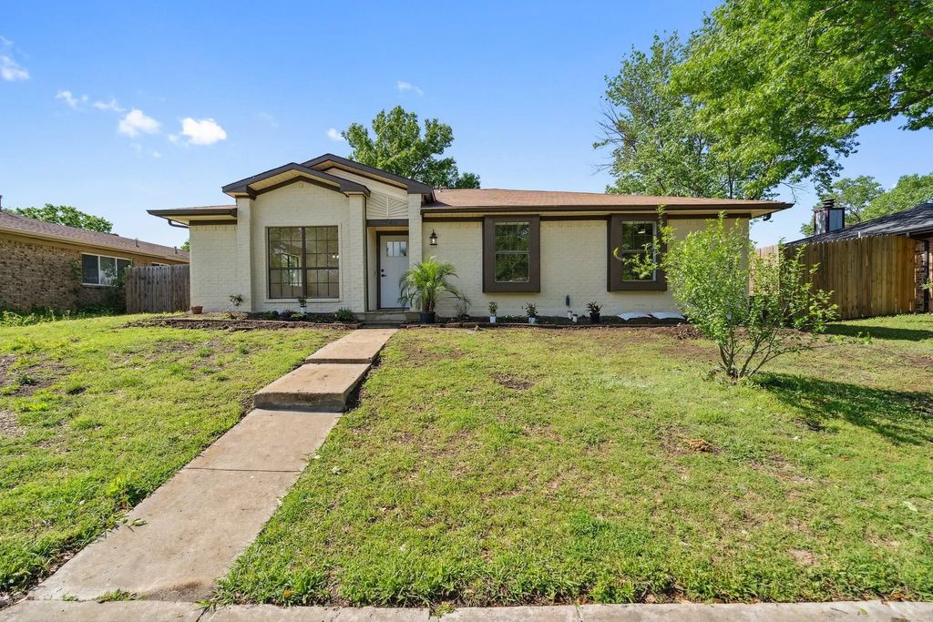 1742 Canterbury Lane, Lewisville