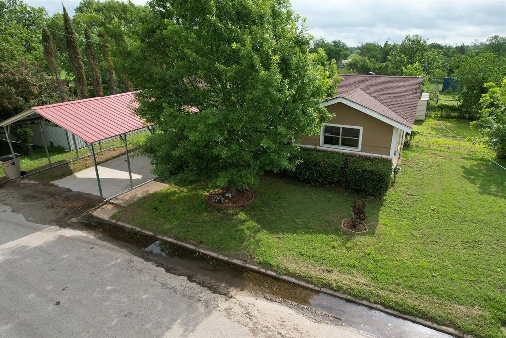 509 Starkey Street, Bangs