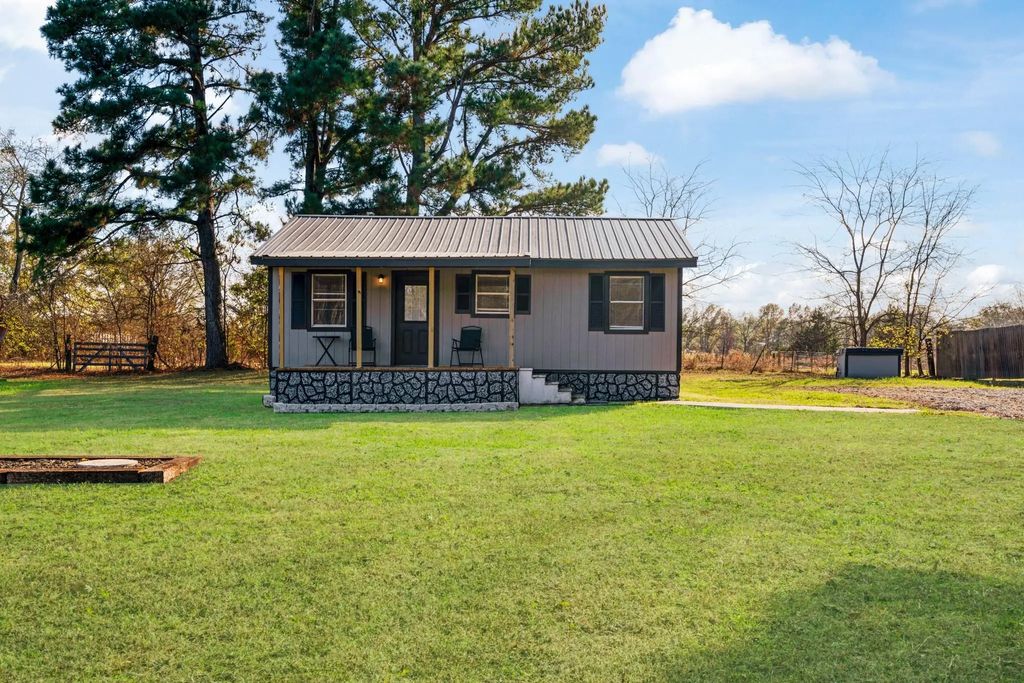 6455 County Road 1410, Bogata