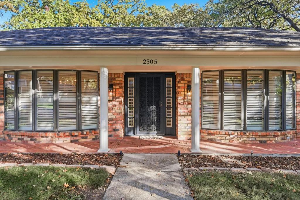 2505 Oak Manor Court, Arlington