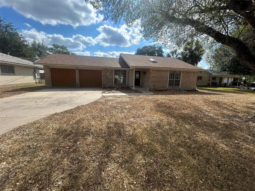 607 W Johnson Street, Cuero