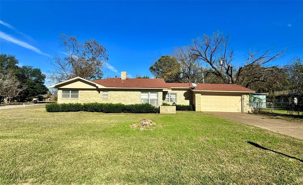 100 Poinsetta Circle, Terrell