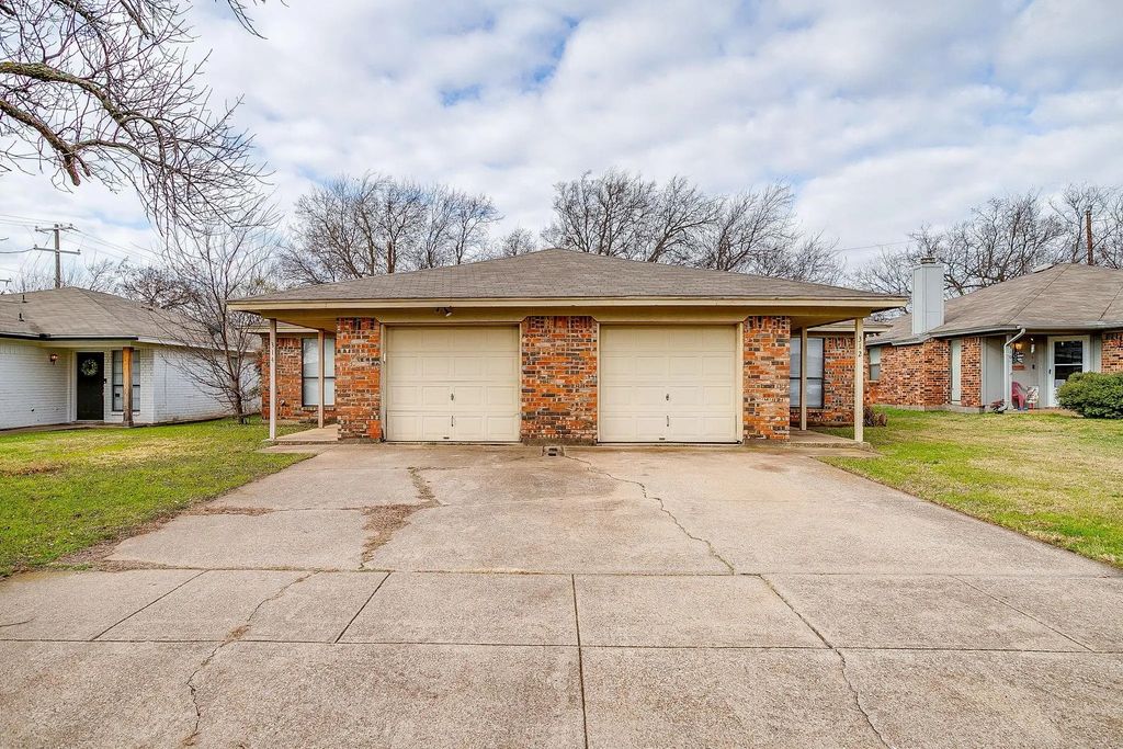 312 Briar Circle W, Crowley