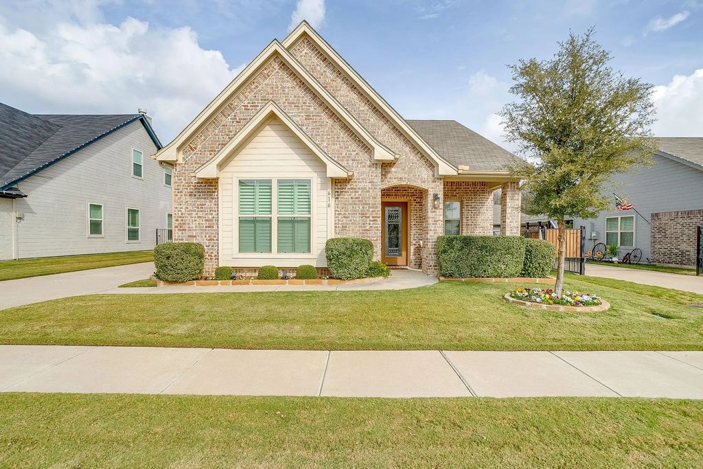 616 Joy Court, Burleson