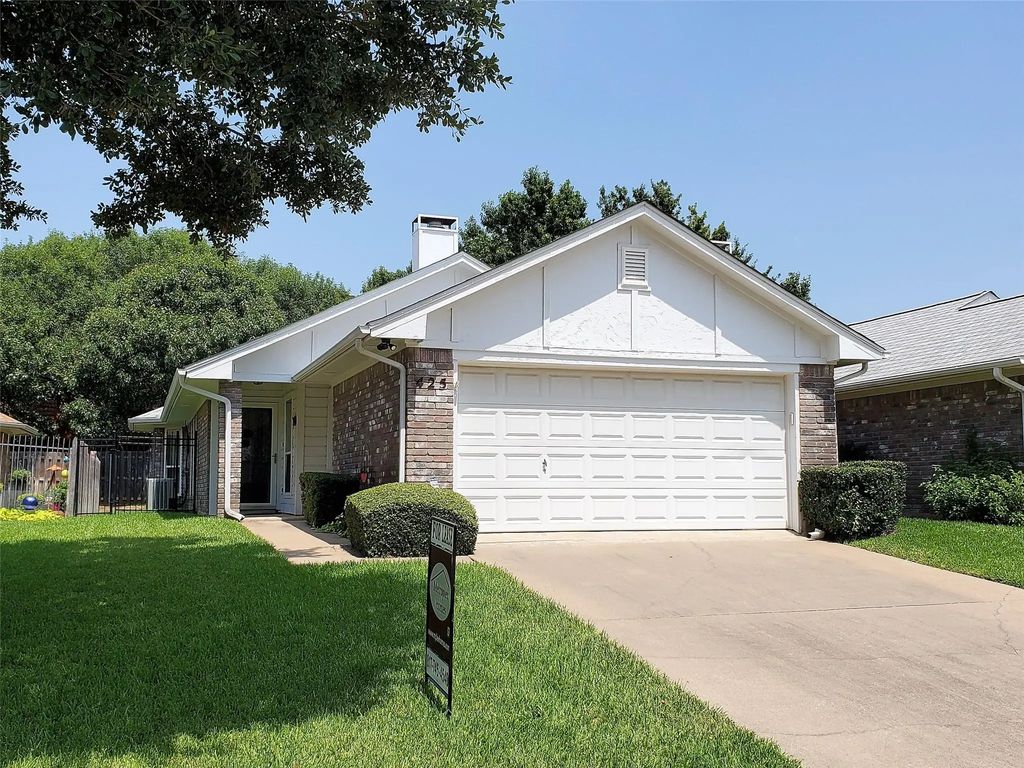 425 Sunnybrook Court, Bedford