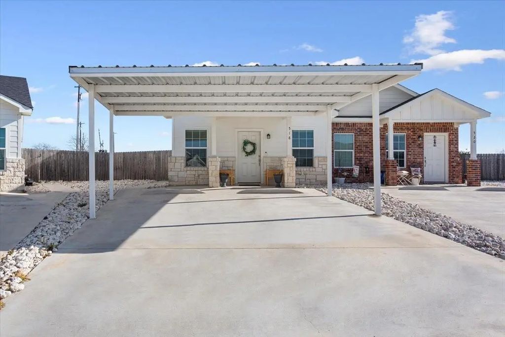 518 Alamo Court, McGregor