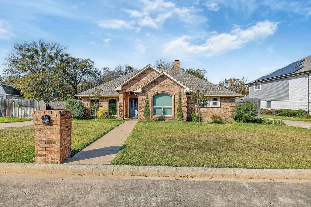 601 Hilltop Court, Kennedale