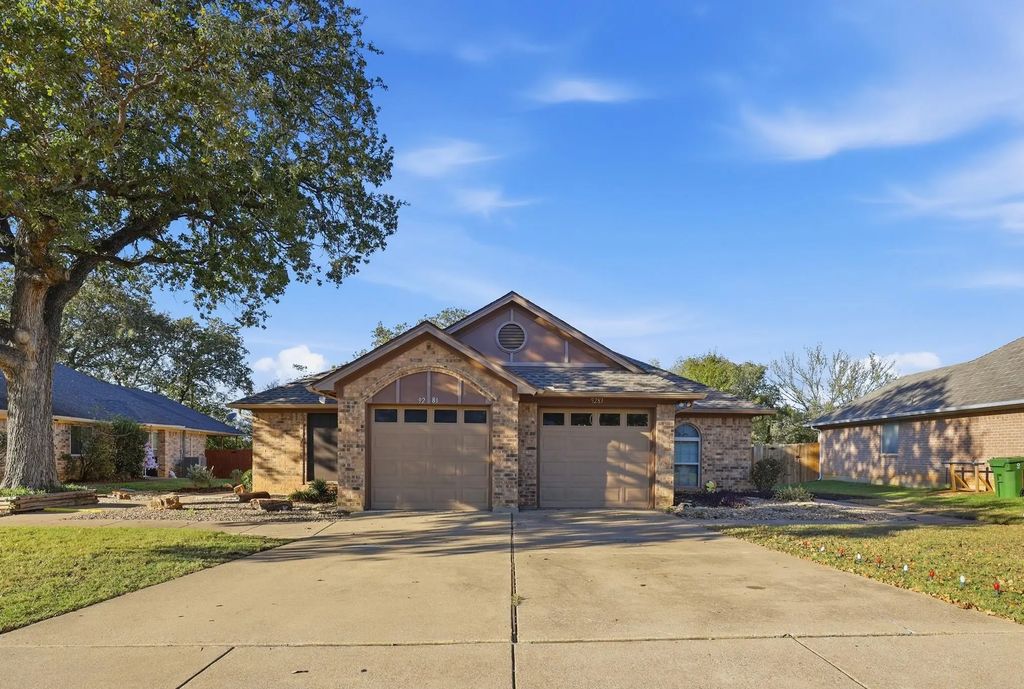 9281 Meandering Drive, North Richland Hills
