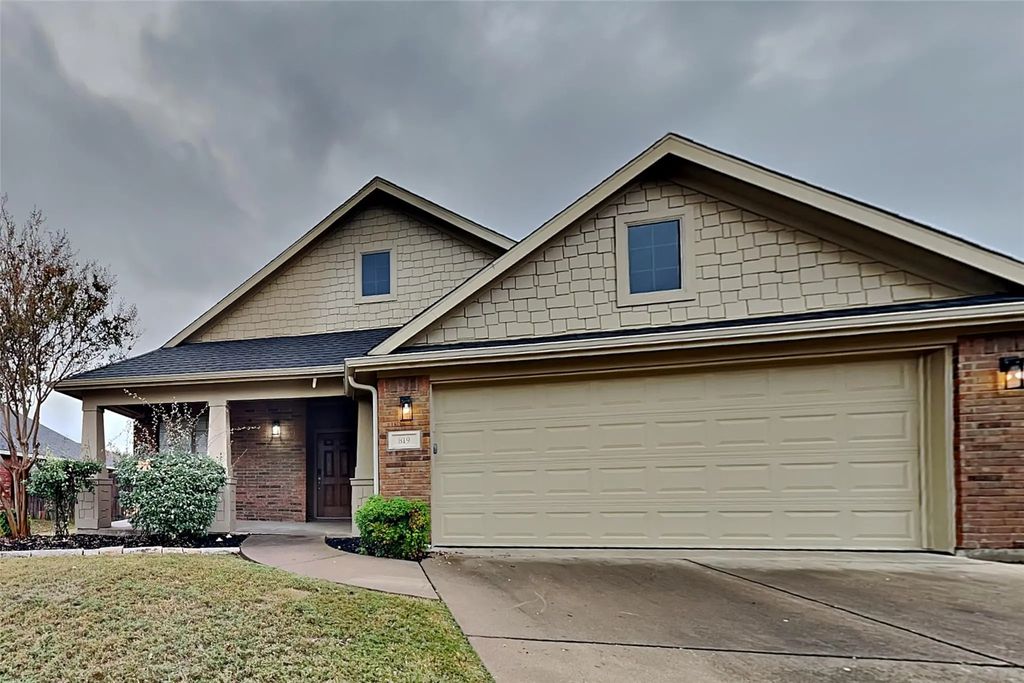819 Cutting Horse Drive, Mansfield