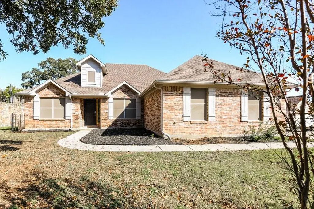 1005 Red Cedar Way, Burleson