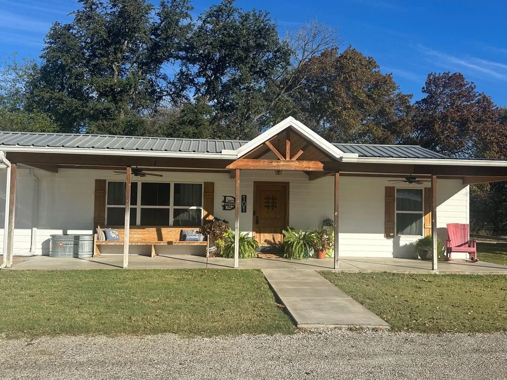 101 Twin Creek Road, Comanche