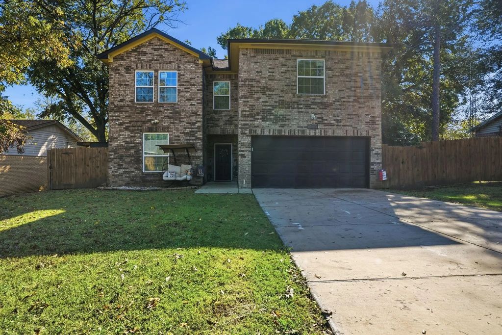 832 N Atkerson Lane, Euless
