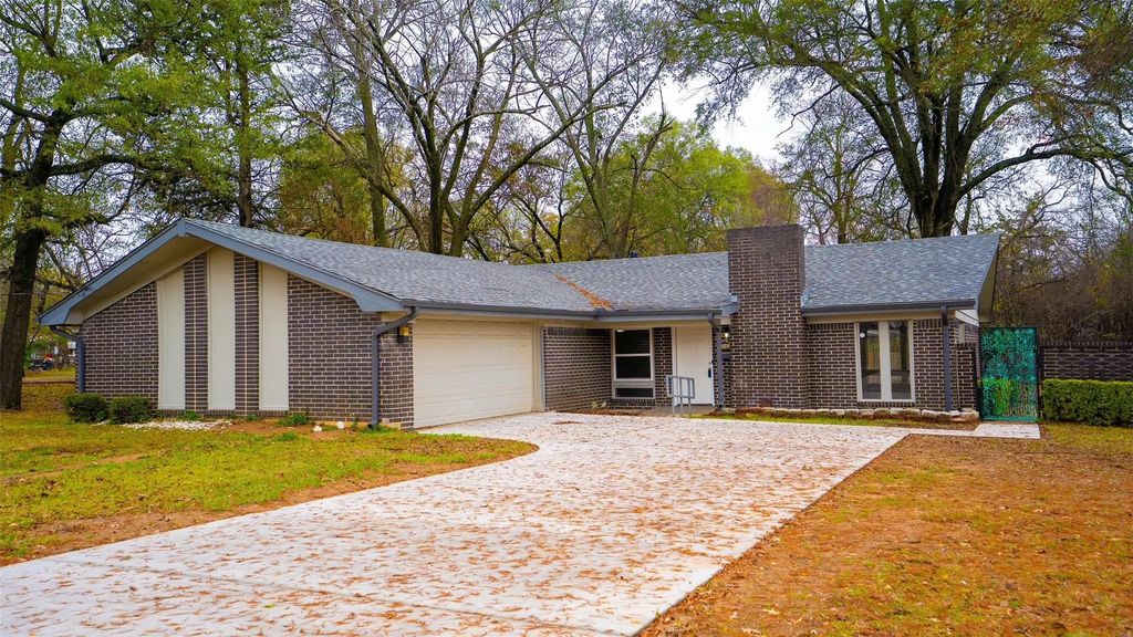 1801 Pine Bluff Street, Paris