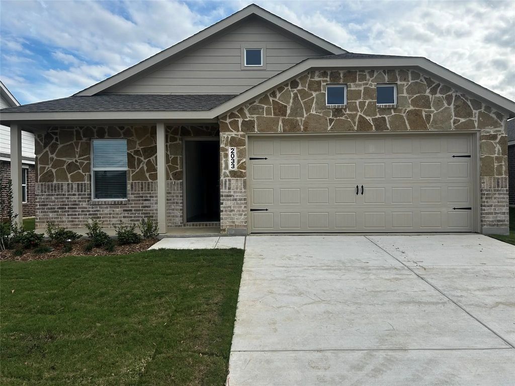 2033 Derby Lane, Aubrey