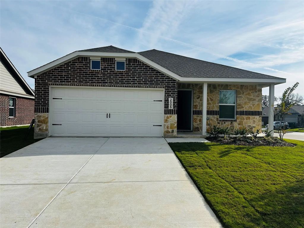 2005 Derby Lane, Aubrey