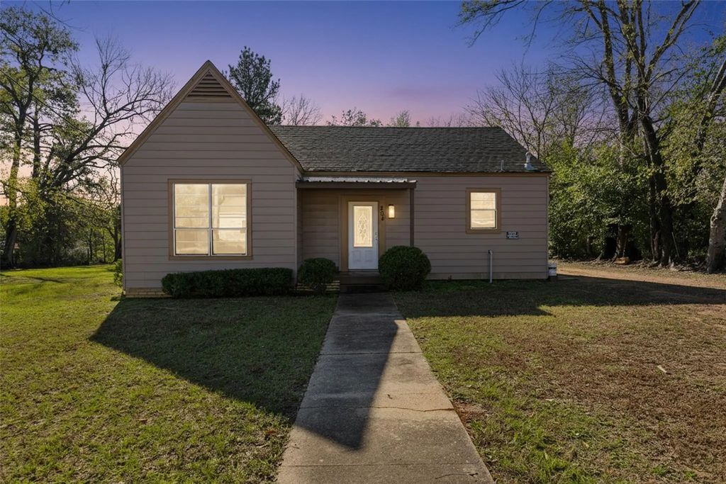 204 W Jones Street, Longview