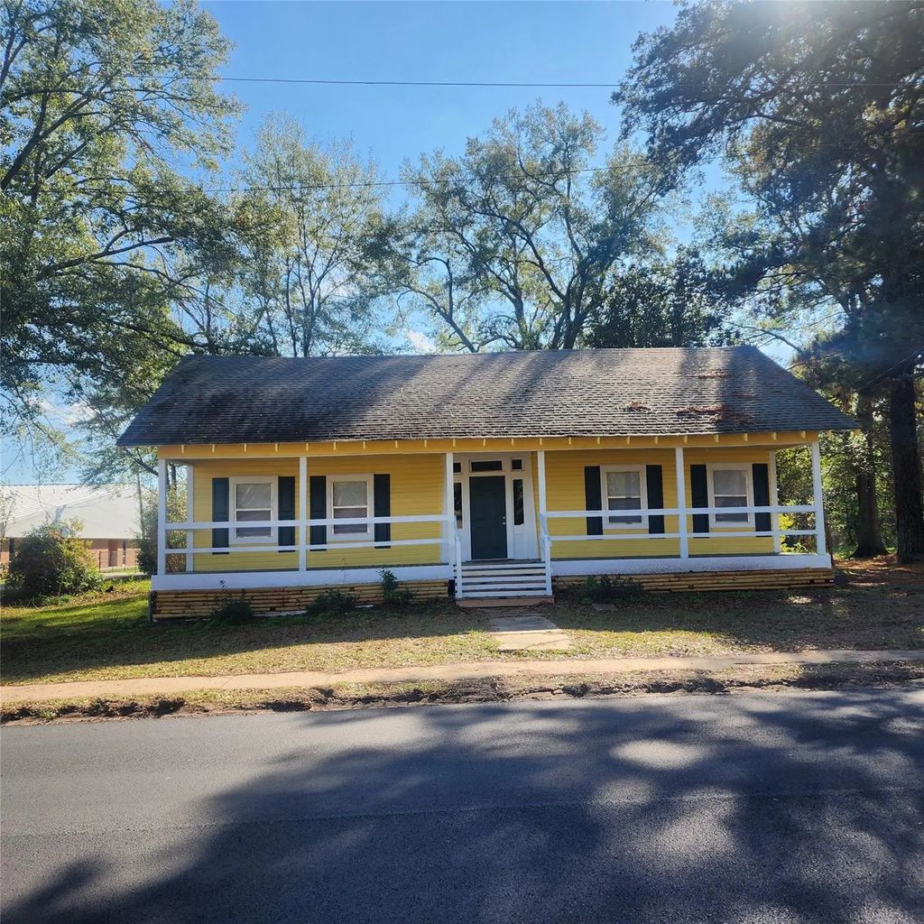827 E Carrol Street, Coushatta