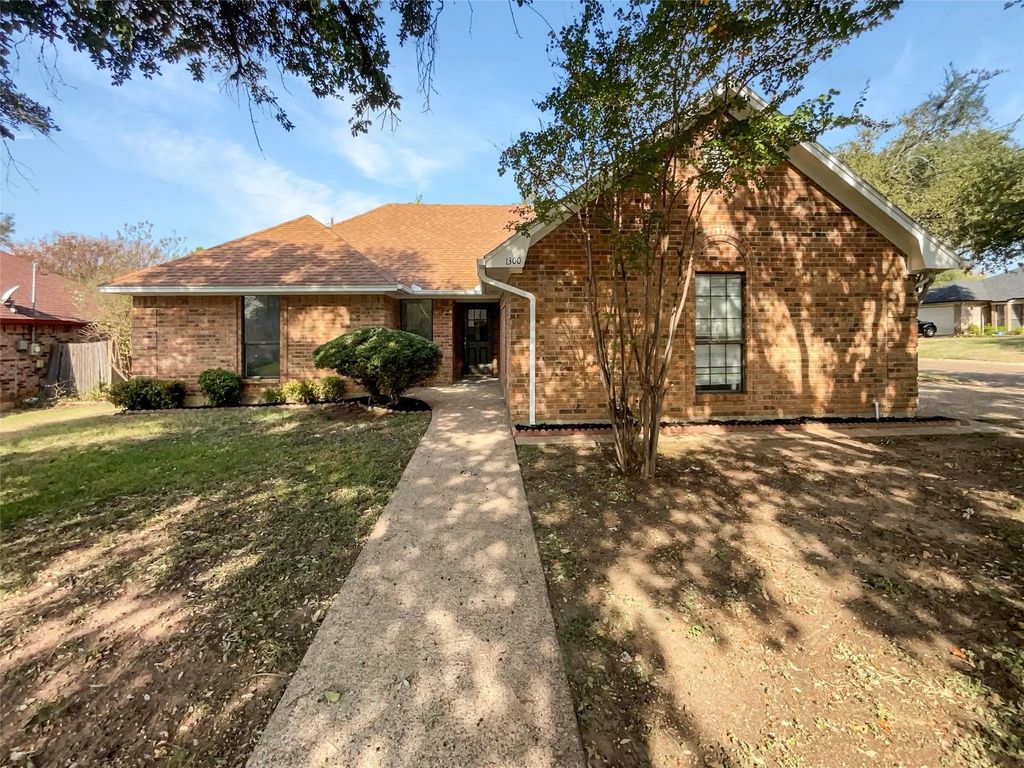 1300 Belvon Place, Cleburne