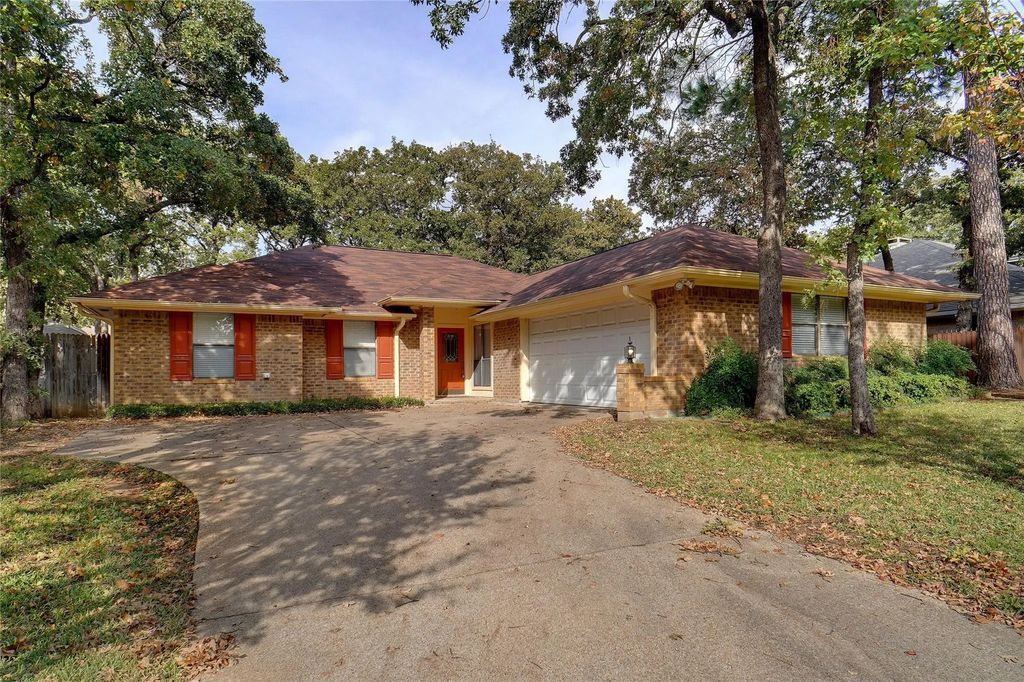 2813 Woodpath Lane, Bedford