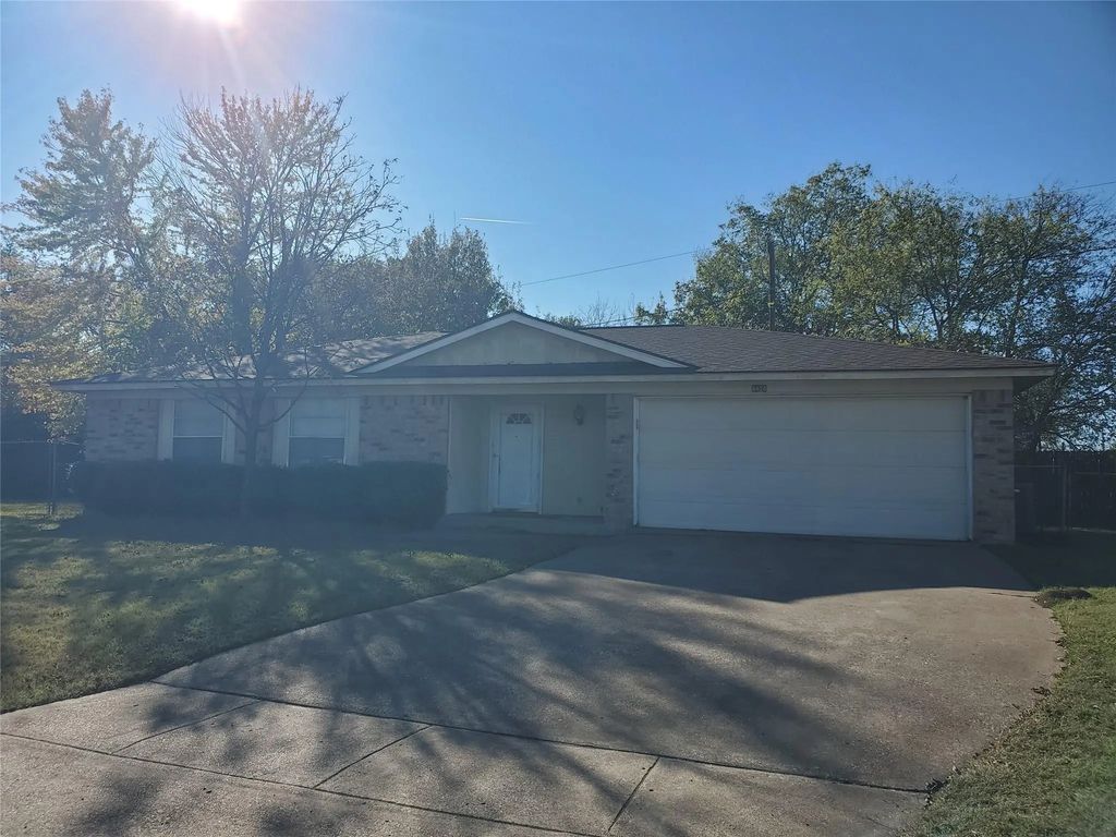 8828 Las Vegas Court, White Settlement