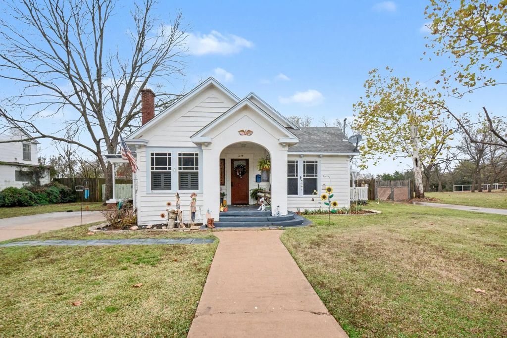 1618 Bonham Street, Commerce