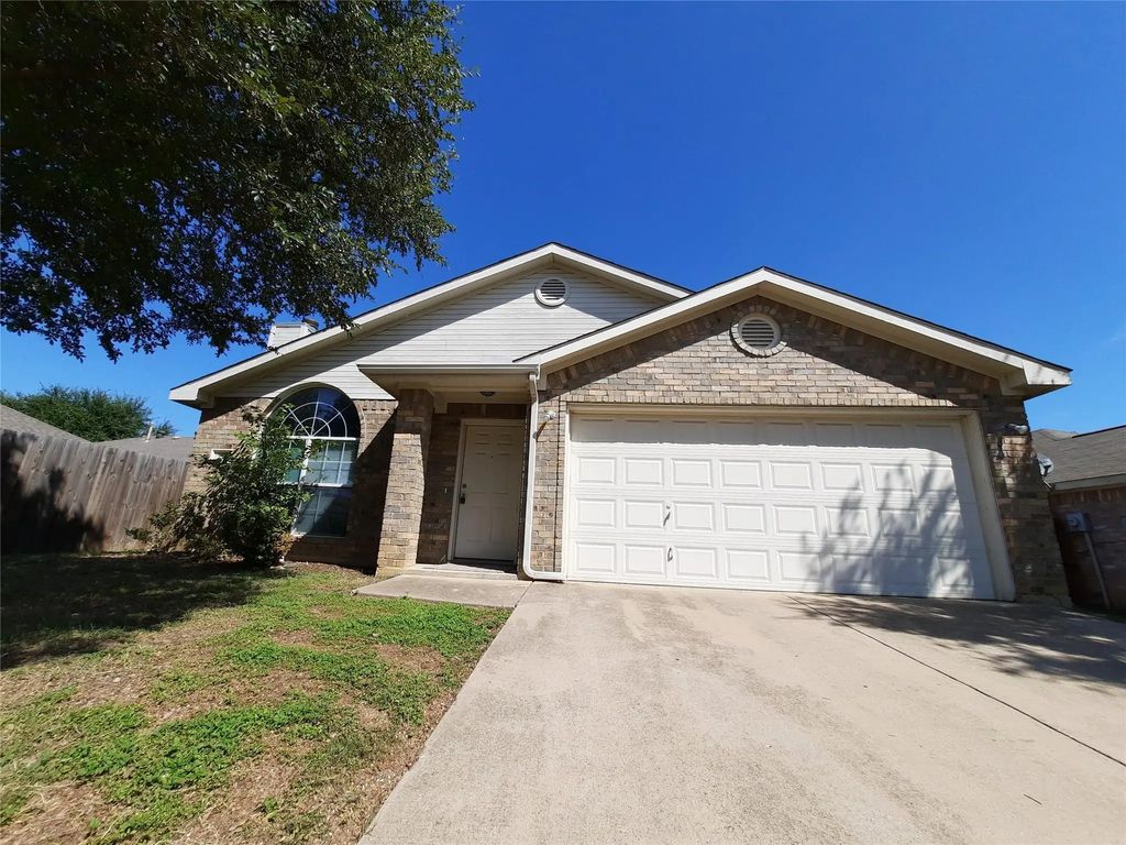 212 Enchanted Court, Grand Prairie