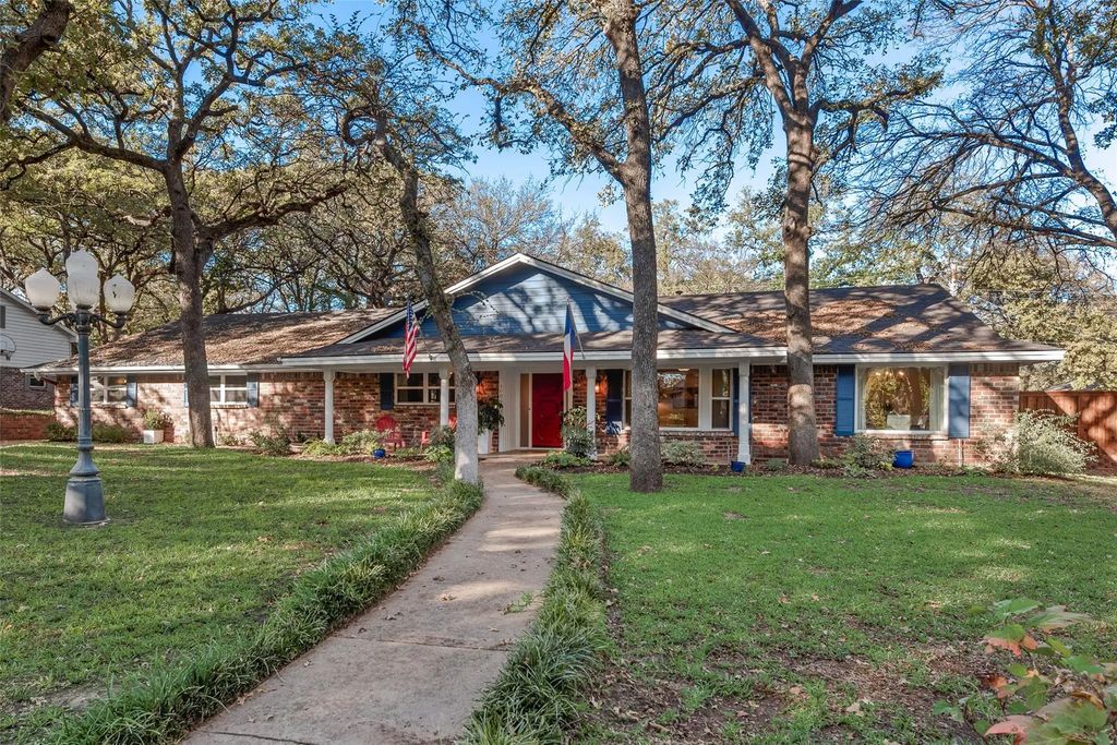 4006 Hollow Oak Drive, Euless