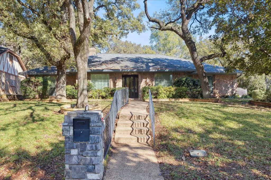 805 Newport Road, Fort Worth