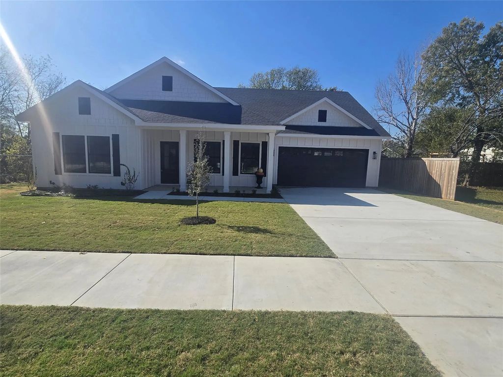 1500 Brackens Street, Waxahachie