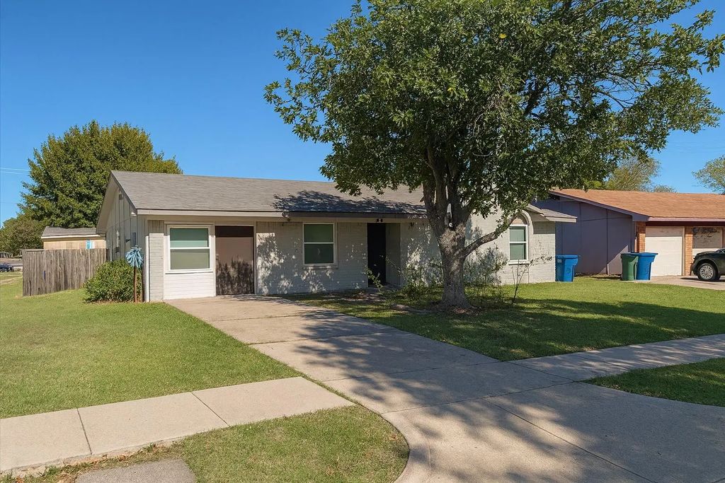 491 Sweetbriar Drive, Lewisville