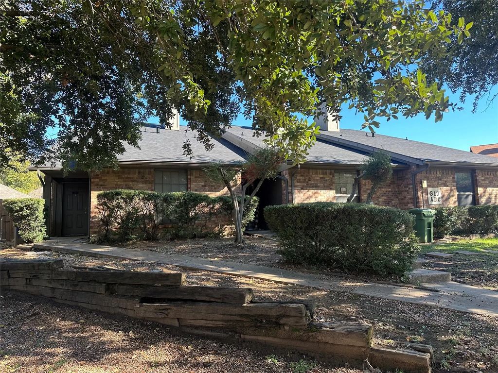 617 Lost Springs Court, Arlington