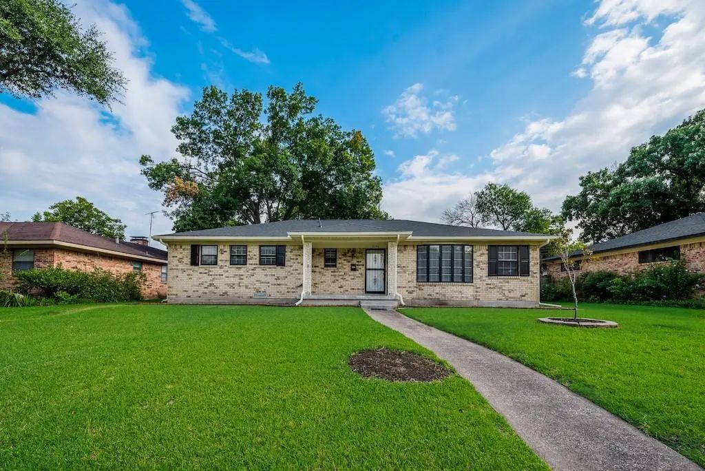 2240 Babalos Lane, Dallas