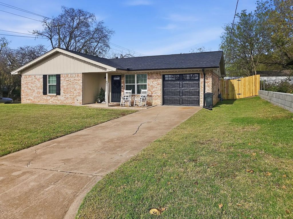 401 Throckmorton Street, Weatherford