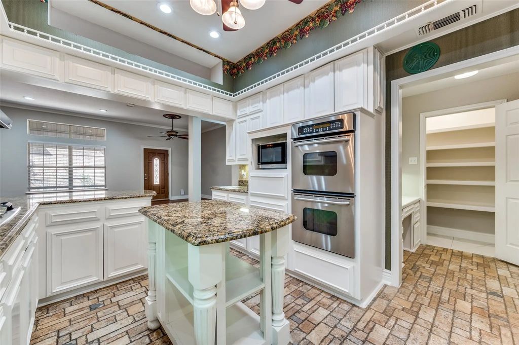 908 Mccoy Drive, Irving
