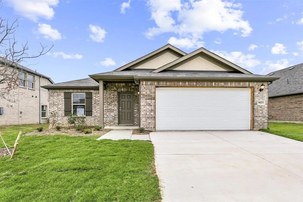9025 Flying Eagle Lane, Fort Worth