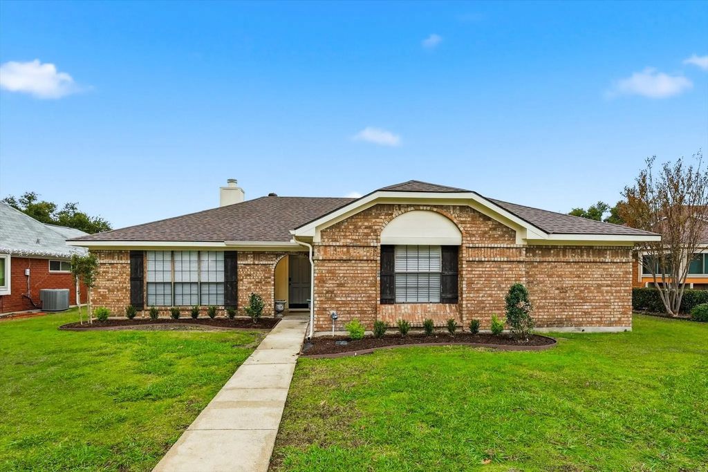 1534 Autumn Breeze Lane, Lewisville