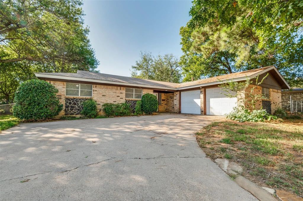 1405 Brookside Drive, Hurst