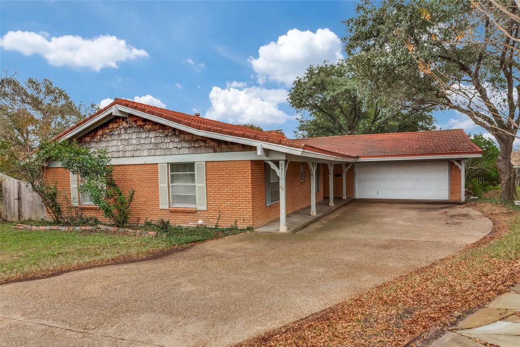 8516 La Jolla Court, Benbrook