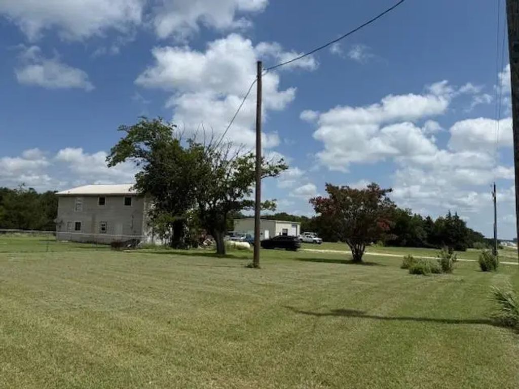 3837 State Highway 31, Hubbard