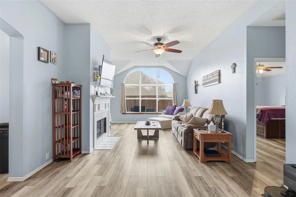 763 Winding Oak Bend, Lake Dallas