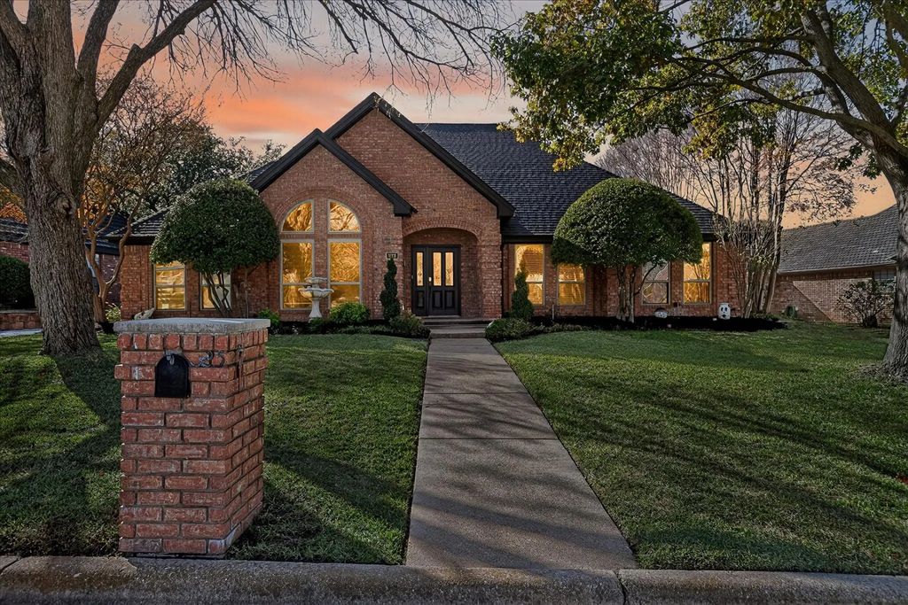 325 Cottonwood Lane, Hurst