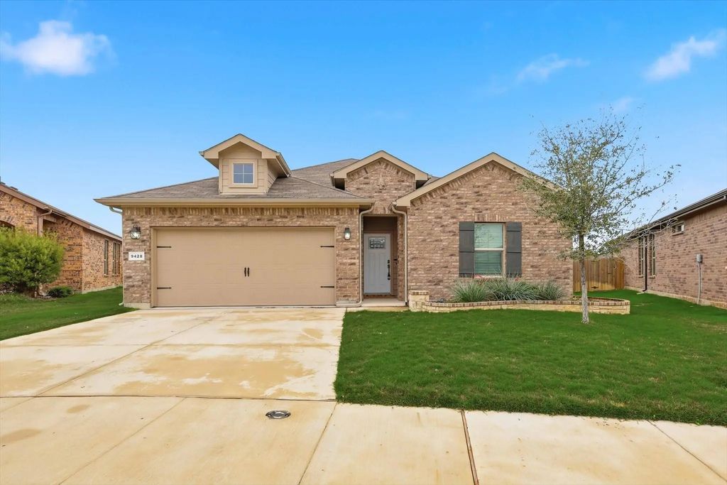 9428 Red Brush Trail, Fort Worth