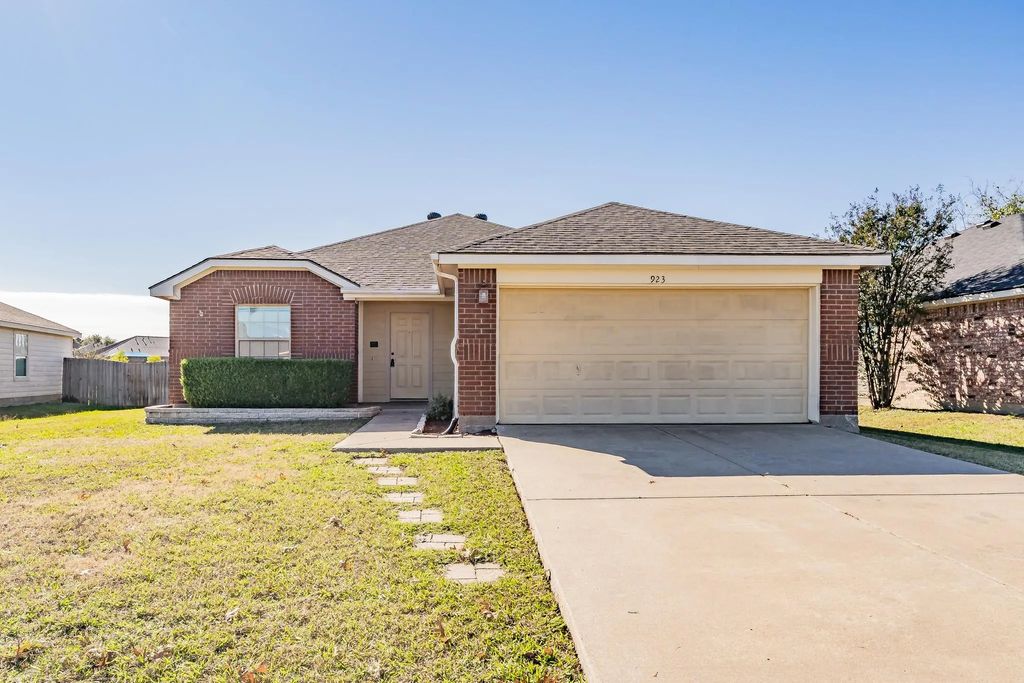 923 Mckavett Drive, Burleson
